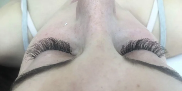 Prodlužování řas metodou řasa na řasu nebo volume lashes 3D