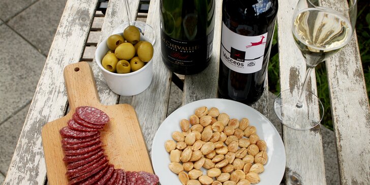 Balíček plný španělských dobrot: Víno, klobása i olivy