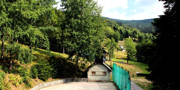Horská chata v KRNAPu: snídaně nebo polopenze a víno či pivo, bazén i tenis, půjčení kol, horolezecký kurz