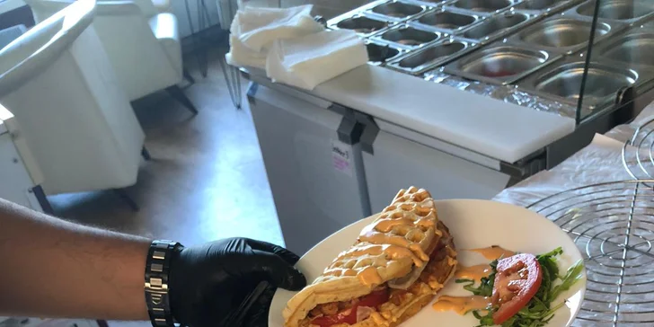Slané či sladké waffle dle výběru a nápoj k tomu pro 1 i 2