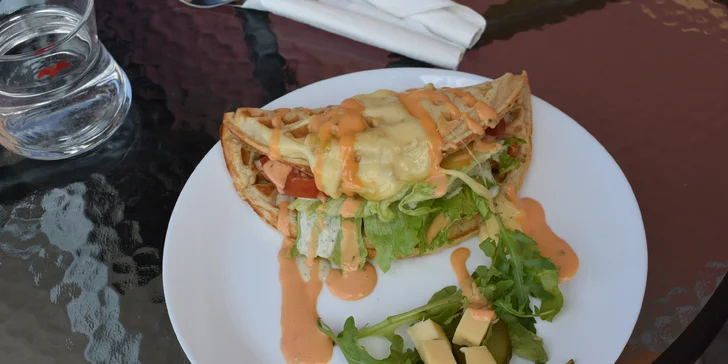 Slané či sladké waffle dle výběru a nápoj k tomu pro 1 i 2