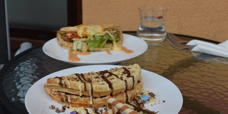 Slané či sladké waffle dle výběru a nápoj k tomu pro 1 i 2