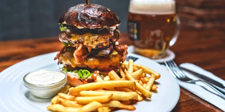 Do Riegrovky za vyhlášeným jídlem a pitím: Angus burger v double verzi a piva, co hrdlo ráčí