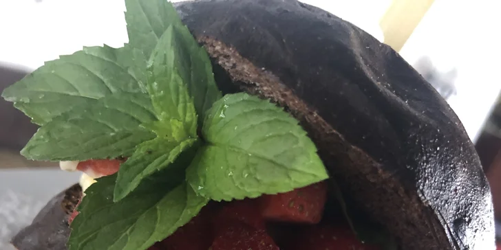 Burger s čoko bulkou, mascarpone a ovocem a latté nebo cappuccino