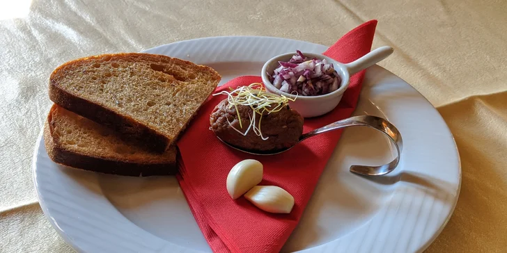 Degustační menu pro dva: kachní paštika, hovězí tataráček, líčka na víně a čokoládová pěna