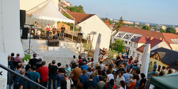 Odvázané léto na terasách v Chrudimi: koncert skupiny Květy i originální loutkové divadlo