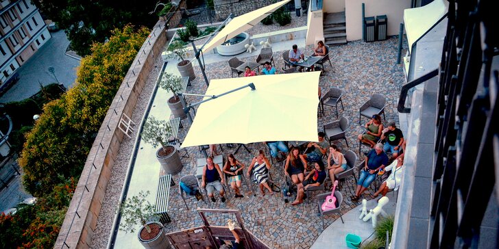 Odvázané léto na terasách v Chrudimi: vstupenka na dvě vybraná představení