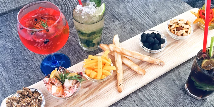Načněte zábavu v centru Prahy: 2× koktejl dle výběru, plato tapas i vodnice