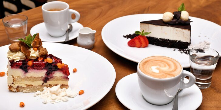 Sladké chvíle v kavárně Slavia: káva a dort podle výběru pro 1 nebo 2 osoby