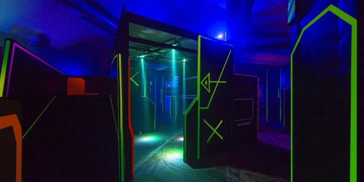 Vyrazte se pobavit na laser game: akční nebo taktická zábava pro 4–12 hráčů
