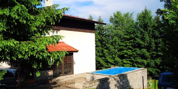 Dovolená pro milovníky turistiky v Krkonoších: jednoduché ubytování s polopenzí a bazénem