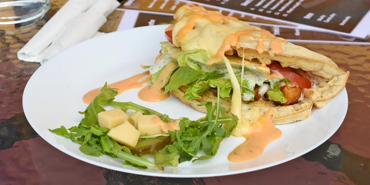 Slané či sladké waffle dle výběru a nápoj k tomu pro 1 i 2