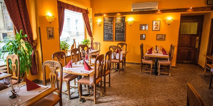 Čtyřchodové středomořské menu: tapas, kachní prso s rizotem, výběr sýrů a čoko dezert