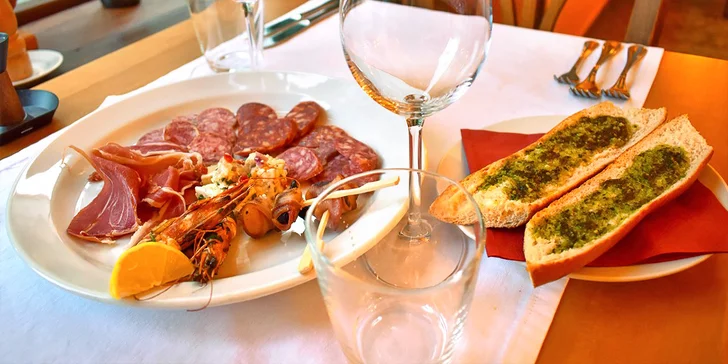 Čtyřchodové středomořské menu: tapas, kachní prso s rizotem, výběr sýrů a čoko dezert