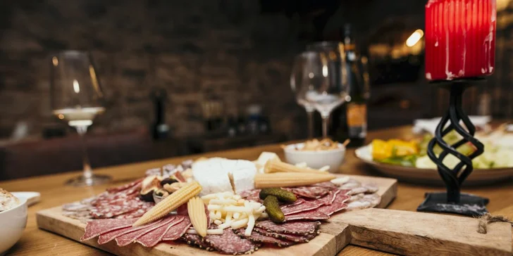 90min. řízená degustace moravských vín: 8 vzorků, občerstvení i sleva na víno