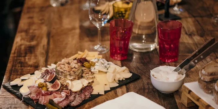 90min. řízená degustace moravských vín: 8 vzorků, občerstvení i sleva na víno