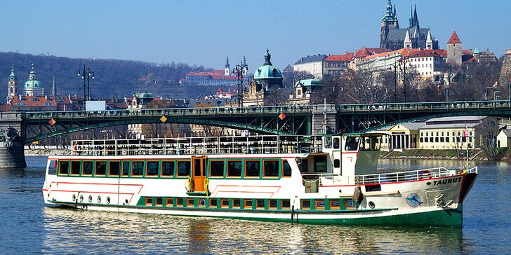 120 min. vyhlídkové plavby na Vltavě i s bufetem pro 1 nebo 2 osoby