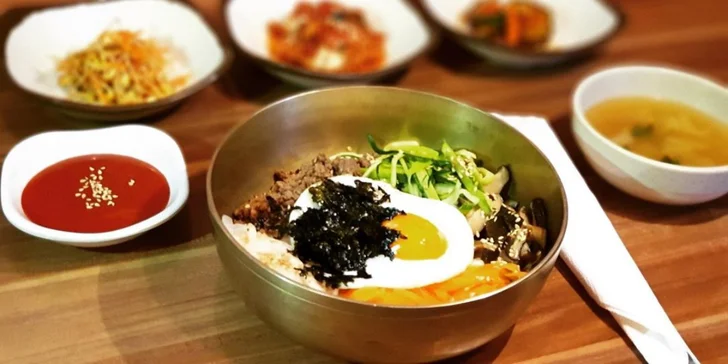 Bibimbap nebo Kimči bokm–bap, 4 přílohy a miso polévka pro 1 či 2 osoby
