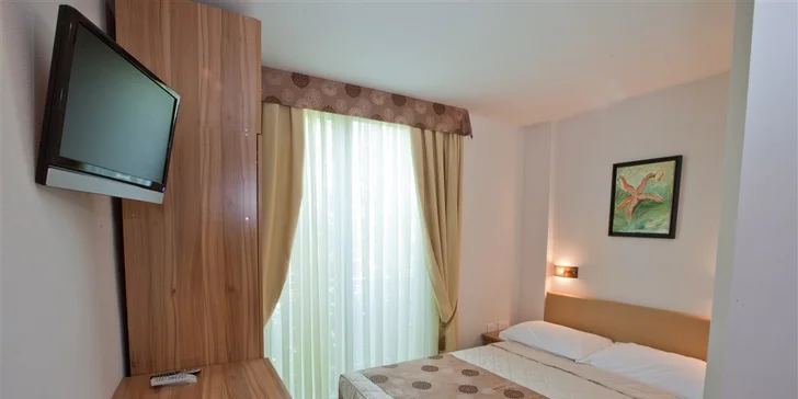 Dovolená v letovisku Podgora: hotel u pláže, s bazénem a polopenzí, vlastní či autobusová doprava