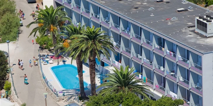 Dovolená v letovisku Podgora: hotel u pláže, s bazénem a polopenzí, vlastní či autobusová doprava