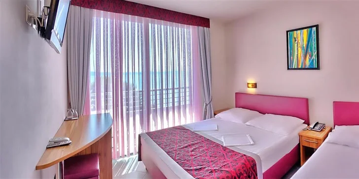 Dovolená v letovisku Podgora: hotel u pláže, s bazénem a polopenzí, vlastní či autobusová doprava