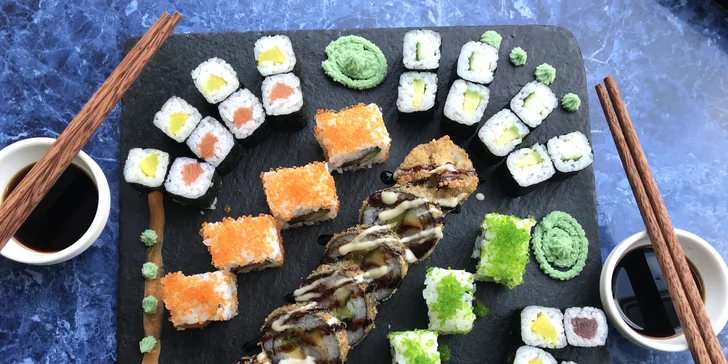 Sushi sety s lososem, avokádem, okurkou, kaviárem i smaženými krevetami