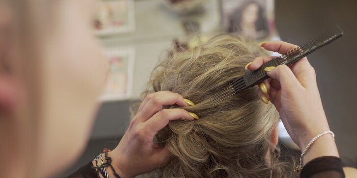 Pro krásné vlasy: foukaná, střih i oprava poškozených vlasů ve Vršovickém kadeřnictví