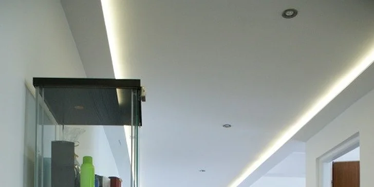 Ošetření hypercitlivé a poškozené pokožky a pokožky trpící atopickým ekzémem