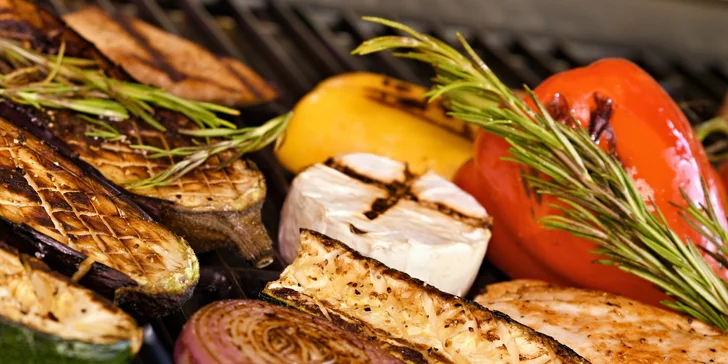 Parádní grilovačka v partě 10 přátel: asistence šéfkuchaře a balíček plný dobrot
