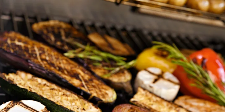 Parádní grilovačka v partě 10 přátel: asistence šéfkuchaře a balíček plný dobrot