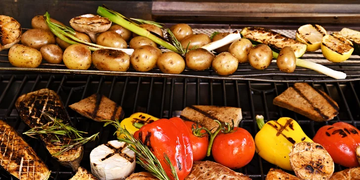 Parádní grilovačka v partě 10 přátel: asistence šéfkuchaře a balíček plný dobrot