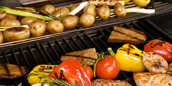 Parádní grilovačka v partě 10 přátel: asistence šéfkuchaře a balíček plný dobrot