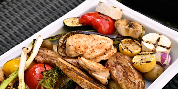 Parádní grilovačka v partě 10 přátel: asistence šéfkuchaře a balíček plný dobrot