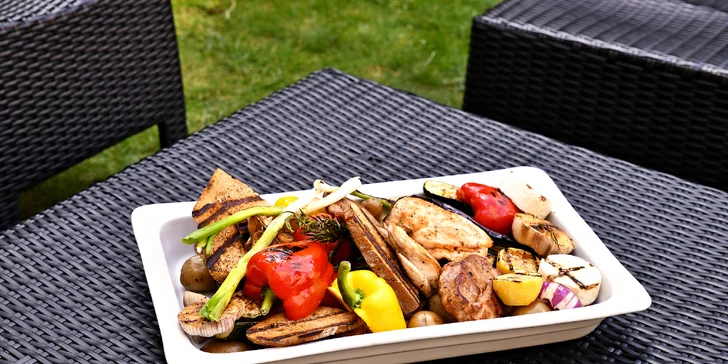 Parádní grilovačka v partě 10 přátel: asistence šéfkuchaře a balíček plný dobrot