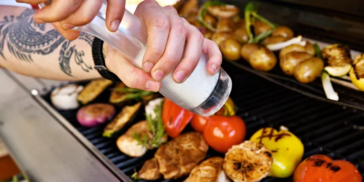 Parádní grilovačka v partě 10 přátel: asistence šéfkuchaře a balíček plný dobrot