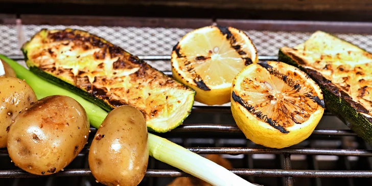 Parádní grilovačka v partě 10 přátel: asistence šéfkuchaře a balíček plný dobrot