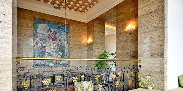 Romantika s úžasným výhledem na Prahu: 4chodové menu, víno a třeba i prohlídka hotelu pro 2