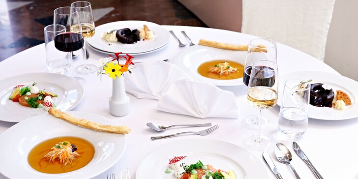 Romantika s úžasným výhledem na Prahu: 4chodové menu, víno a třeba i prohlídka hotelu pro dva