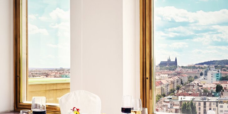 Romantika s úžasným výhledem na Prahu: 4chodové menu, víno a třeba i prohlídka hotelu pro dva