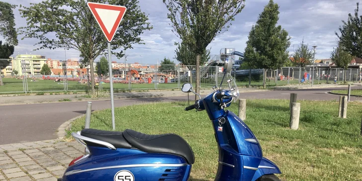 Vyjeďte si na výlet: zapůjčení skútru Peugeot i s přilbou a zámkem na 12 hod., den či víkend