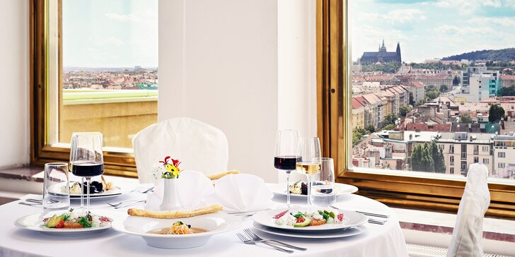 Romantika s úžasným výhledem na Prahu: 4chodové menu, víno a třeba i prohlídka hotelu pro 2