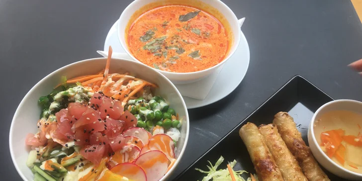 Závitky nebo polévka, poké bowl podle výběru ze 4 druhů a domácí limonáda