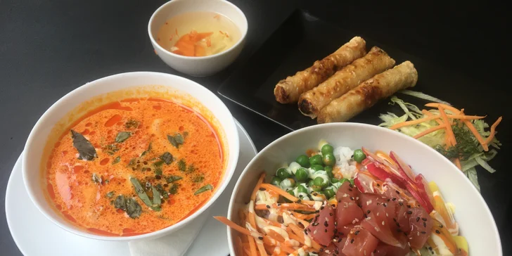 Závitky nebo polévka, poké bowl podle výběru ze 4 druhů a domácí limonáda