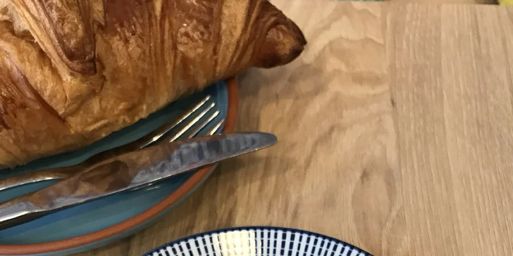 Káva a dortík podle výběru v rodinné kavárničce na Andělu
