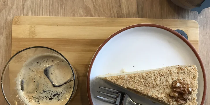Káva a dortík podle výběru v rodinné kavárničce na Andělu
