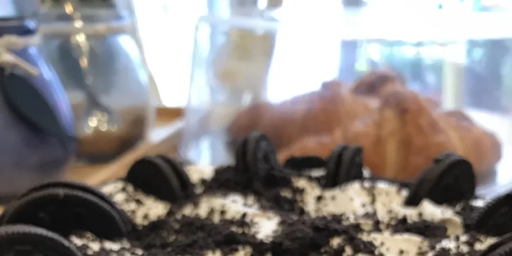 Káva a dortík podle výběru v rodinné kavárničce na Andělu
