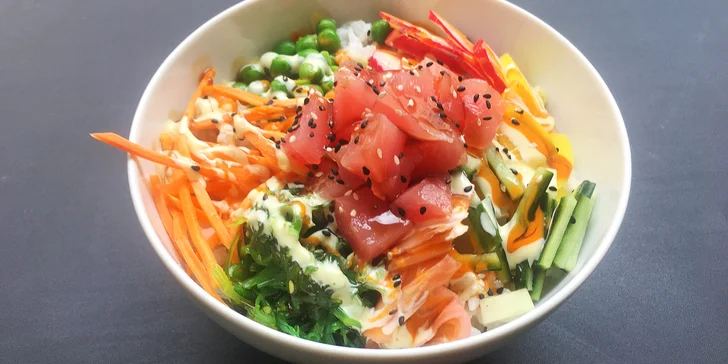 Závitky nebo polévka, poké bowl podle výběru ze 4 druhů a domácí limonáda
