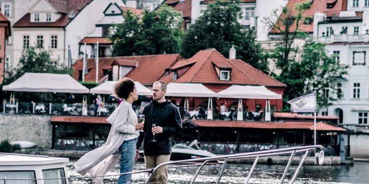 Plavba lodí po Vltavě pro dítě, dospělého i pár