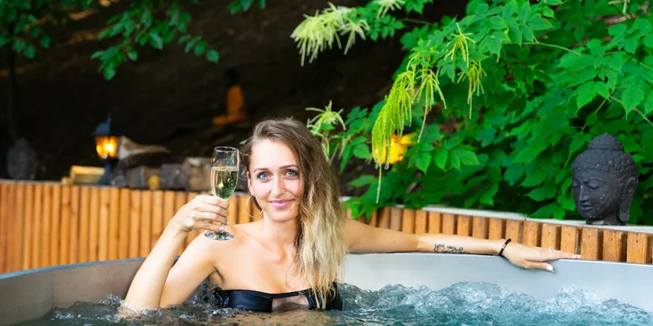 VIP lesní wellness pro 2–4 os.: kádě s termální vodou, finská sauna, sekt či pivo a večeře