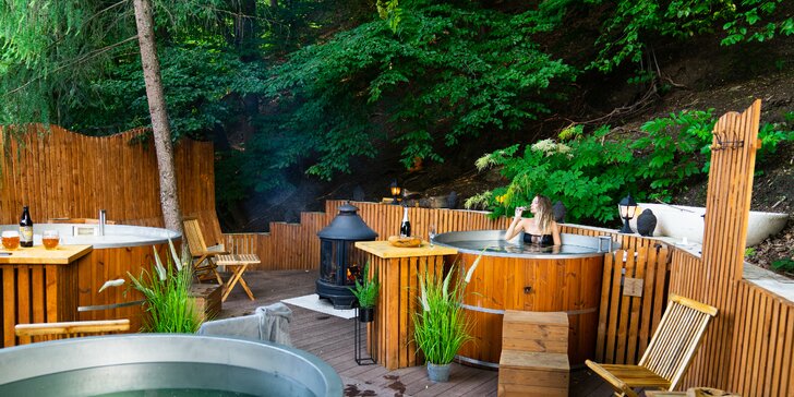 VIP lesní wellness pro 2–8 os.: kádě s termální vodou, finská a parní sauna, sekt či pivo a večeře
